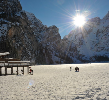 Lago_di_Braies_ghiacciato_2011